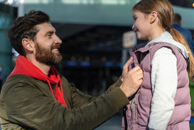 He receives a message from his girlfriend and stops the plane ready for take-off: "Stop everything, I have to get off, I have to get off." The flight is an hour late