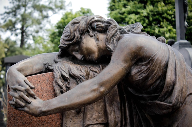 Rome, Enrico Berlinguer's tomb vandalized once again: the third time in two months