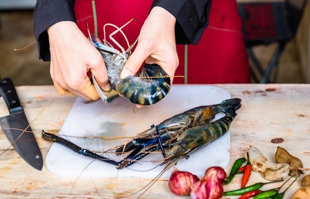 “What fish do you have? When per kilo?”: Elisabetta Canalis on board a yacht negotiates the price of prawns with a fisherman