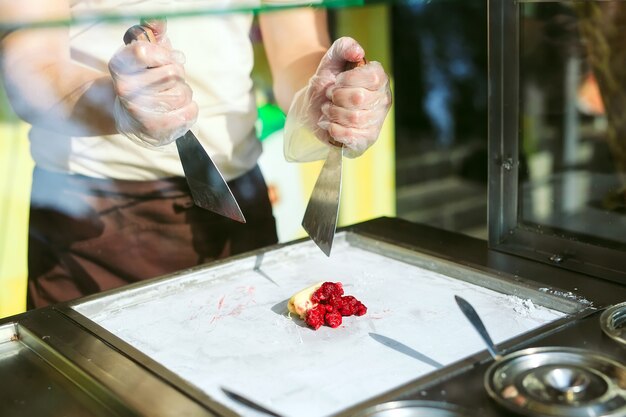 He finds a piece of glass in the pasta dish and writes a bad review. But the owner of the restaurant gets furious: "I