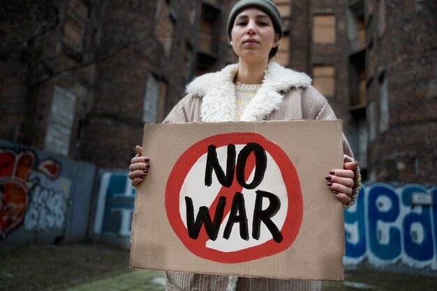 March for peace in Milan, Miccio (Emergency): “Meloni government complicit in the disaster, aiming for the production and export of weapons”